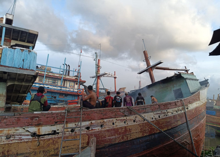 Kapal Terbakar di Dermaga Juwana Pati, Nyaris Merembet ke Puluhan Kapal Ikan