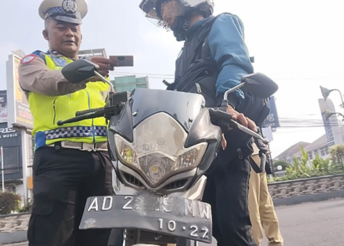 Akal-akalan Pengadara Motor Hindari Razia Pajak : Angka 2 Jadi 7 Berkat Scotlite