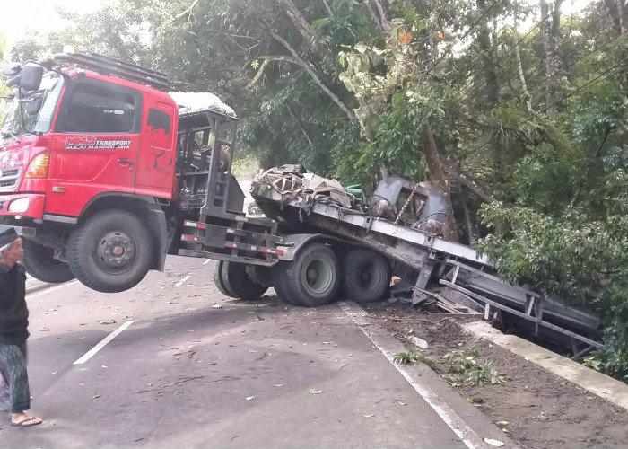 Gagal di Jalan Menanjak, Truk Hino Trailer Muatan Bantalan 35 Ton Standing di JLS Salatiga