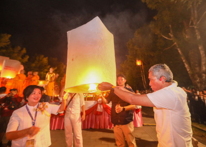 Ribuan Lampion Hiasi Langit Borobudur dalam Festival Lampion Waisak 2025