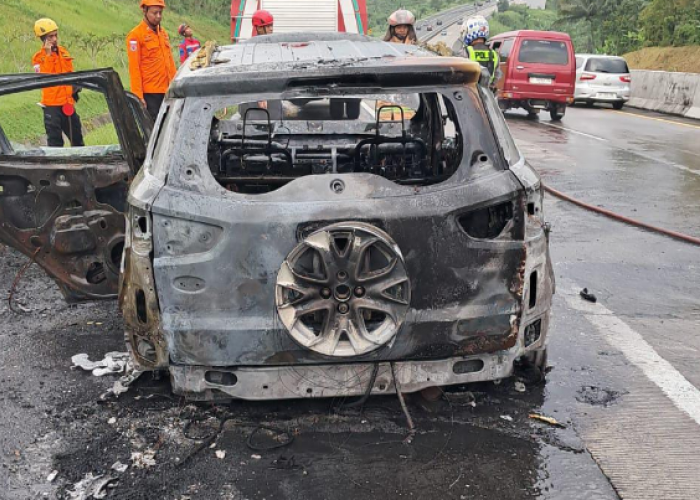 Menyisakan Kerangka, Mobil SUV Ford Ecosport Ludes Terbakar di Tol Semarang–Solo KM 449+500 Jalur A Tuntang