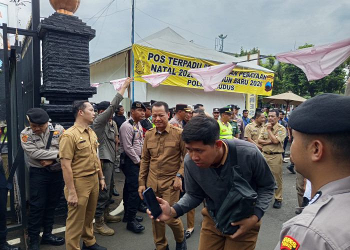 Protes Dancersport KONI Awards, Pendopo Kudus Dipasangi Rentengan Celana Dalam Wanita
