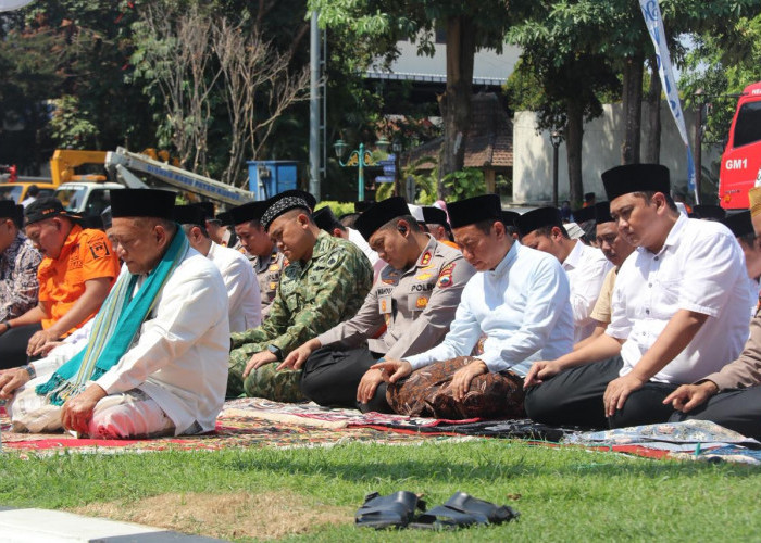 Harap Hujan Segera Turun, Kapolres dan Ratusan Warga Kudus Gelar Salat Istisqa