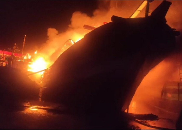 Kebakaran Kapal di Pelabuhan  Jongor Tegal, Ganjar:  Sudah Ditangani Tim, Tidak Ada Korban Jiwa