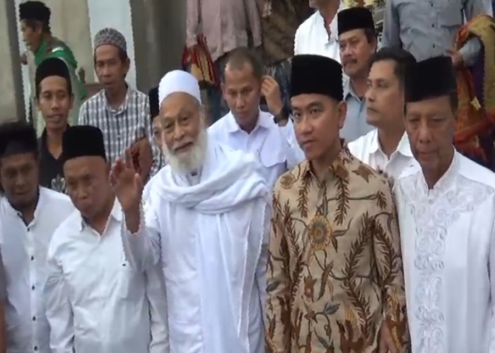 Sowan ke Ponpes Annajah Dawar Mojosongo Boyolali, Wapres Gibran Jum'atan dan Bagi-Bagi Sarung ke Santri