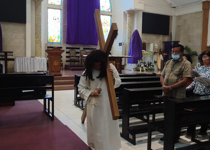 Paskah di Batang, Cerita Hero Dalami Yesus di Prosesi Jalan Salib