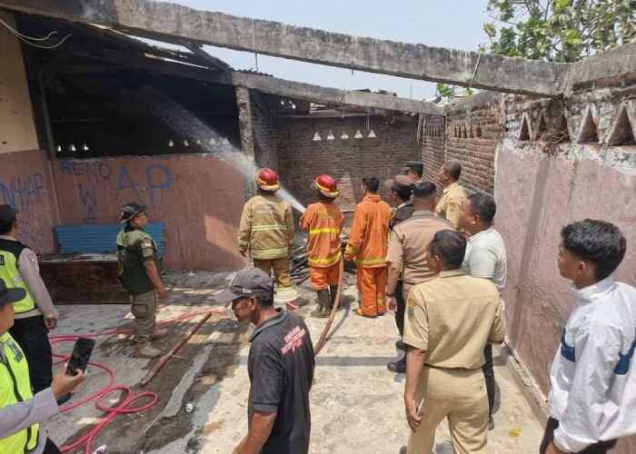 Gudang Meja Bekas SMPN 1 Undaan Terbakar, Tiga APAR dan Tim Gabungan Padamkan Api