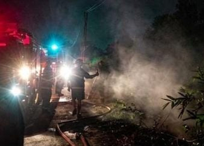 Api Ngamuk di Sidakaton Tegal, Kabel WiFi Terbakar dan Pengendara Terancam