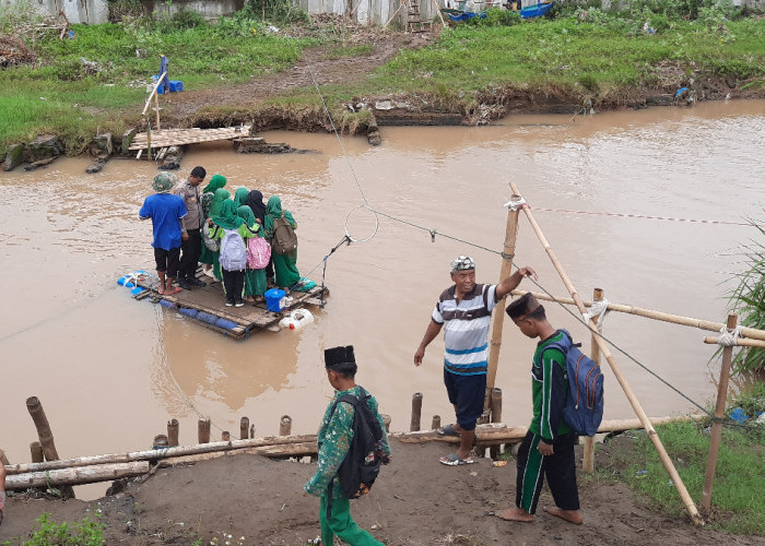 Hampir Dua Pekan Terisolir, Warga Tambaksari Mangkang Wetan Terpaksa Lintasi Sungai Beringin dengan Getek