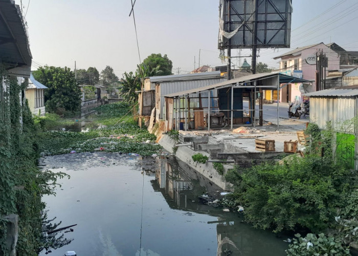Jelang Normalisasi Sungai Makam Pahlawan Demak, Sejumlah Ruko Mulai Dibongkar Sendiri