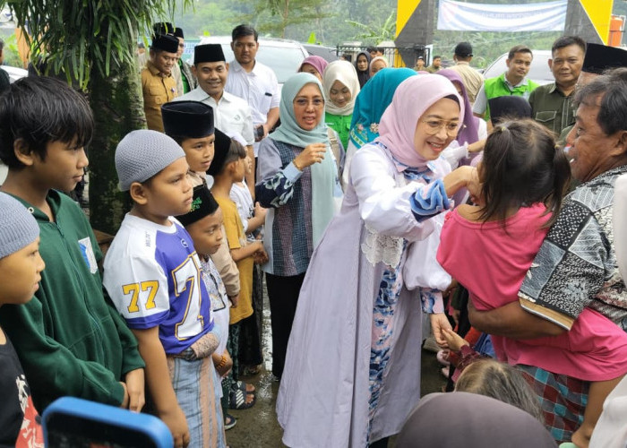 Datangi Pos Pengungsian Padasari Tegal, Rustini Membawa Kebahagian untuk Korban Tanah Bergerak