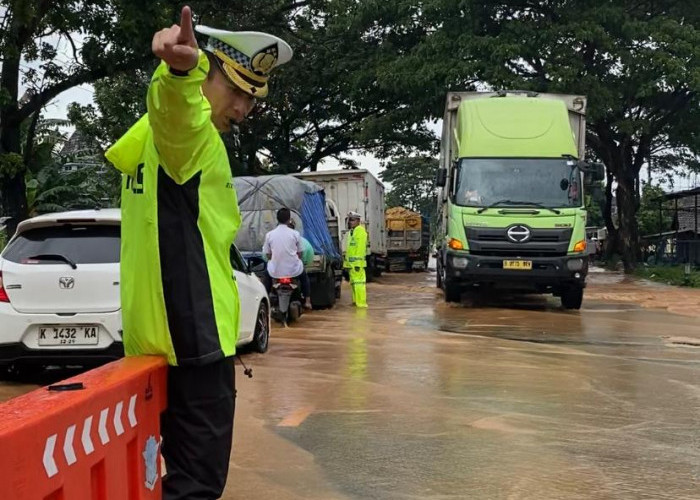 Pantura Pati Tergenang Banjir, Arus Truk Logistik Tersendat Sejak Empat Hari