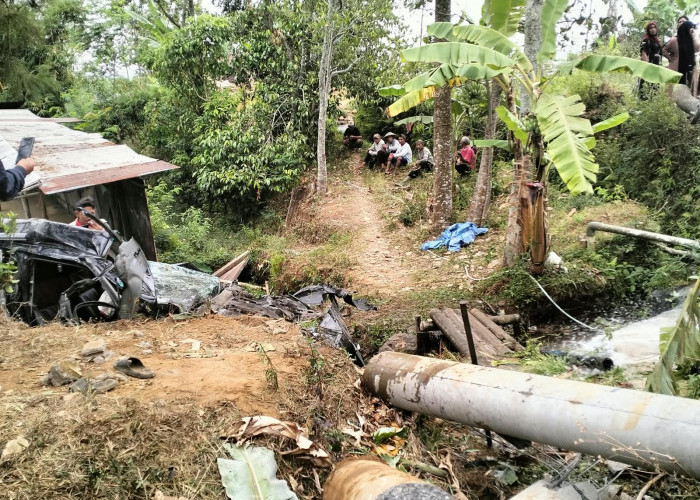 Fortuner Terbalik Tabrak Tiang Listrik di Jalur Bawang-Dieng, Diduga Rem Blong