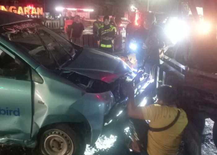 Sopir Alami Microsleep, Taxi Lompati Pembatas Hingga Menabrak Daihatsu Grandmax di Ungaran