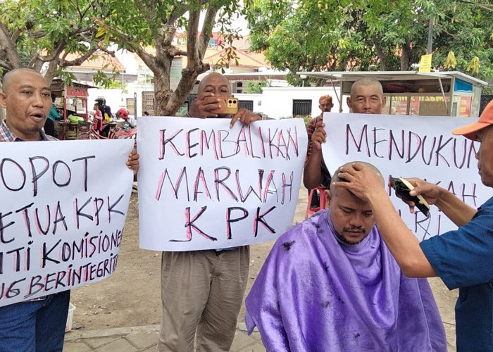 Ketua KPK Tersangka, Aktifis Kabupaten Brebes Cukur Gundul