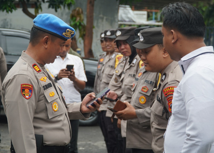 Periksa Kerapian Sikap Tampang Personel Polres Tegal 