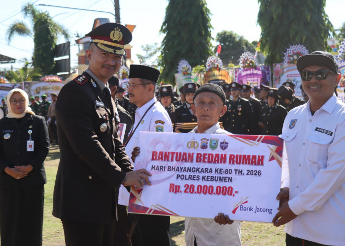 Peringati Hari Bhayangkara, Polres Kebumen Beri Bantuan Bedah Rumah dan Apresiasi Personel Berprestasi