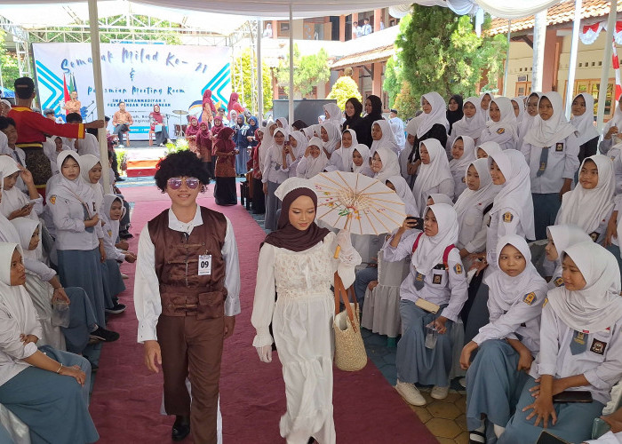 Unik, Puluhan Siswa SMUHI Pekalongan Tampil Bergaya Era 70-an