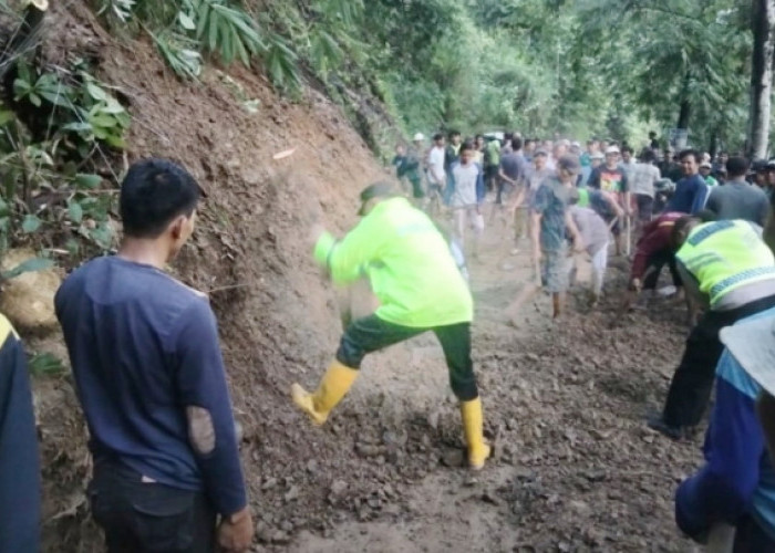 Personel Polres Pemalang Bersihkan Material Tanah Longsor di Desa Pedagung