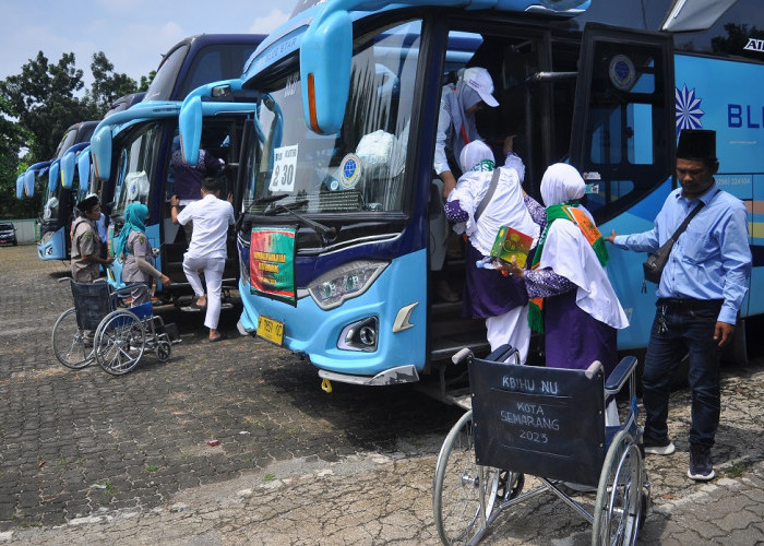 Keberangkatan Pertama, Suasana Haru Warnai Pelepasan 360 Calon Jamaah Haji Kota Semarang di Islamic Center 