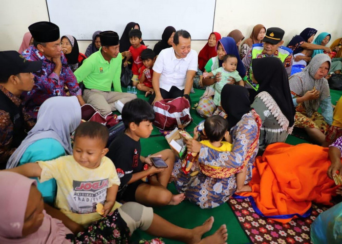 Pemkab Kudus Evakuasi Warga di Posko Pengungsian, Banjir Satu Meter Rendam Dukuh Goleng  