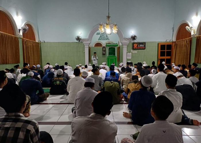 Ziarahi Makam Mbah Hisyam, Rombongan Santri Banten Doakan Ganjar Jadi Presiden