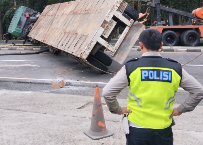 Kontainer Muatan Tepung 18 Ton Terguling Tutupi Badan Jalan Lingkar Salatiga, Semarang Solo Macet Panjang