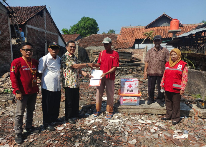 PMI Kabupaten Tegal Bantu Rumah Warga Desa Kertasari yang Terbakar