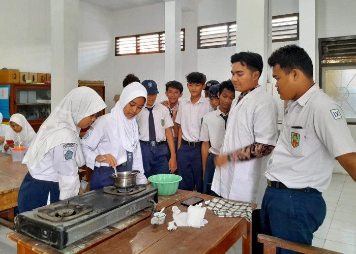 Murid SMP Muhammadiyah 3 Kota Tegal Praktik Membuat Yoghurt