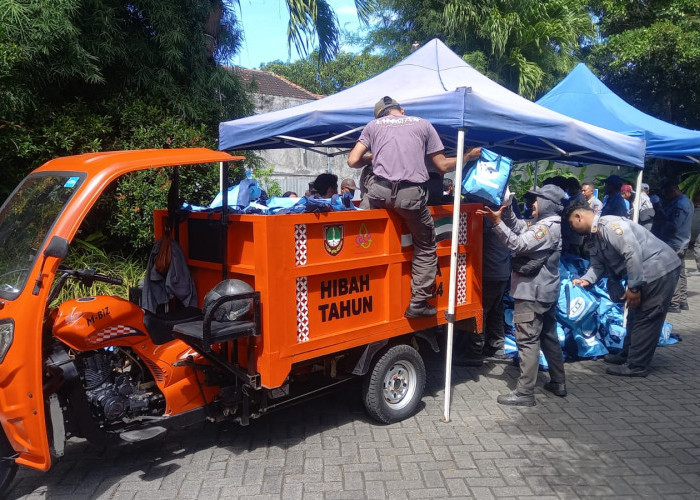 Lagi, Wapres Gibran Bagikan 2.600 Paket Sembako di Solo