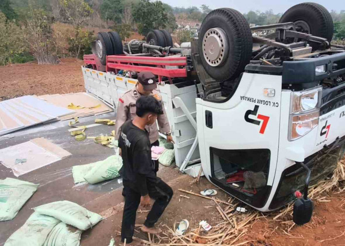 BREAKING NEWS: Truk Gipsum Terguling Tutup Jalan Pati-Gembong, Begini Kronologinya
