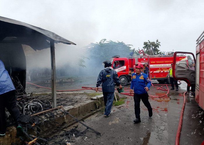 Belasan Kios Pasar Loak di Terminal Adiwerna Tegal Terbakar, Kerugian Diperkirakan Capai Ratusan Juta