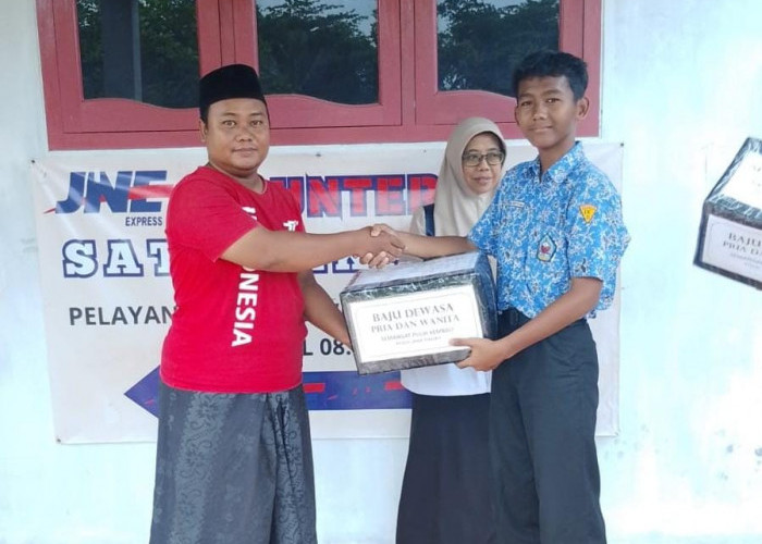 SMPN 1 Balapulang Tegal Donasikan Pakaian Layak Pakai