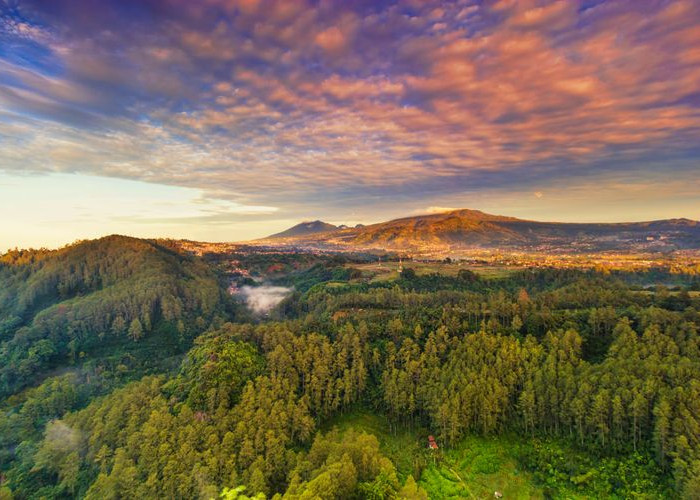 Mengintip Keindahan Tebing Keraton Bandung: Tempat Wisata Hits di Pegunungan, Tiketnya Hanya 17 Ribu