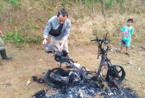 Diteriak Maling, Warga Cilacap Dimassa, Sepeda Motornya Dibakar