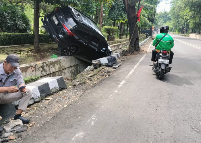 Diduga Kurang Fokus, Fortuner Masuk Got di Jalan S Parman Semarang