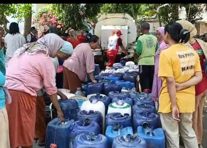 Jeriken dan Ember Berbaris di Bawah Terik, Warga Wotgalih Tegal 4 Bulan Berburu Air Bersih