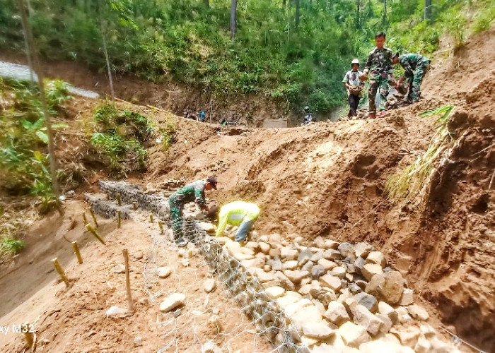 Satgas TMMD ke-122 Kodim Pemalang dan Warga Selesaikan Pemasangan Bronjong 