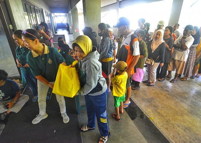 Warga Muslim Tebus Murah 450 Paket Sembako dari Gereja St Theresia Bongsari