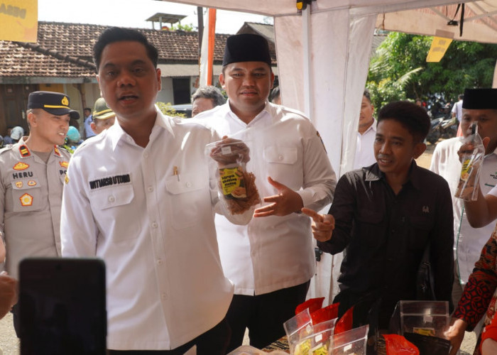 Ngantor di Balai Desa Kaliaman, Janji Bupati Jepara Ditagih Warga 