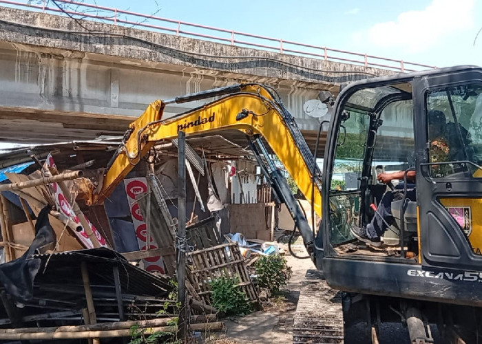 Satpol PP Semarang Bongkar 30 Bangunan di Bawah Fly Over Yos Sudarso, Warga Sempat Melawan