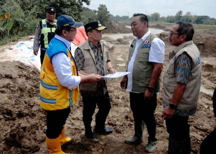 Tinjau Langsung ke Lokasi, Gubernur Jateng Instruksi Perbaikan Tanggul Jebol di Grobogan Selesai Dua Hari