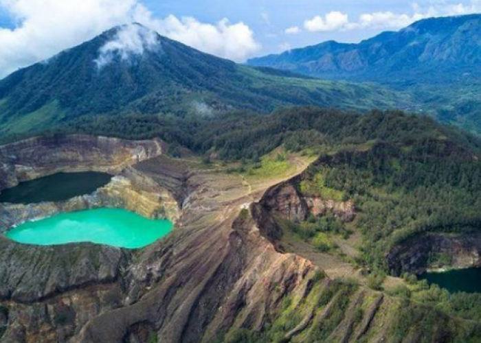 Danau 3 Warna di Desa Waturaka, Salah Satu Bukti Desa Terkaya di Indonesia