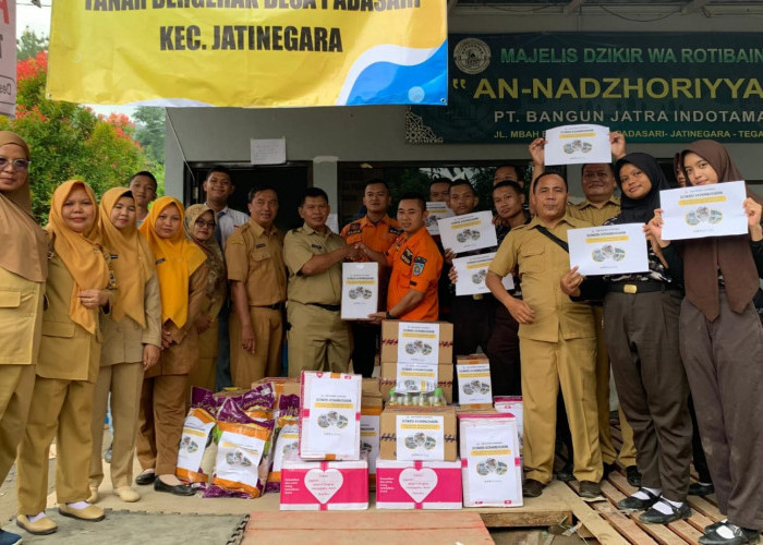 SMKN 1 Adiwerna Salurkan Paket Sembako Langsung Posko Bencana Padasari