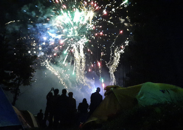 Sempat Badai, Pesta Kembang Api Perayaan Tahun Baru 2026 di Base Camp Perantunan Ungaran Berlangsung Meriah