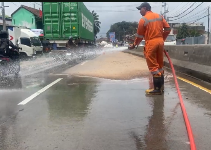 Pintu Kontainer Terbuka, 20 Ton Partikel Kayu Siap Eksport Tumpah di Harjosari Bawen