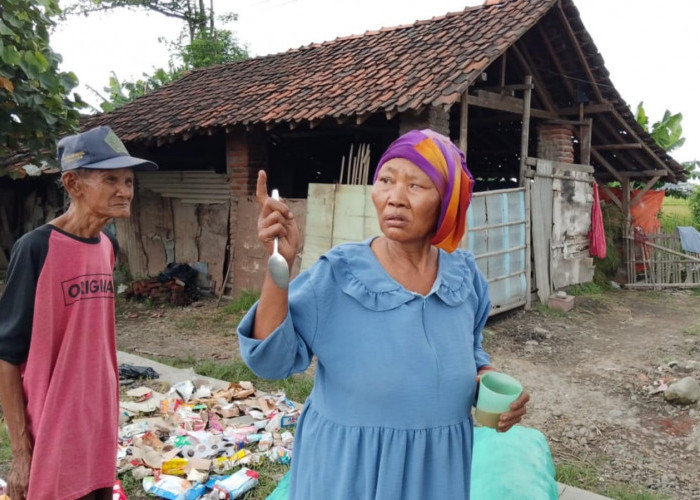 Warga Desa Kaligelang Kabupaten Pemalang Terpaksa Tidur Di Kandang Kerbau, Kenapa?