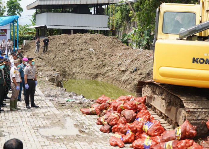 Polrestabes Semarang Musnahkan 6.171 Karung Bawang Bombay Ilegal