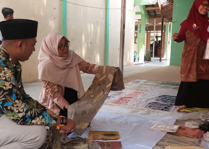 Komisi IV Apresiasi Siswa SMPN 1 Kramat Tegal yang Berkarya Membuat Batik Ecoprint