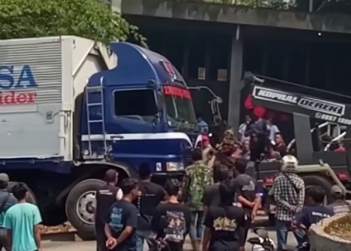 Rem Blong Ditanjakan, Truk Boks Tujuan Pabrik Parfum Salatiga Mundur Hantam Bengkel,Dua Orang Korban Luka-luka